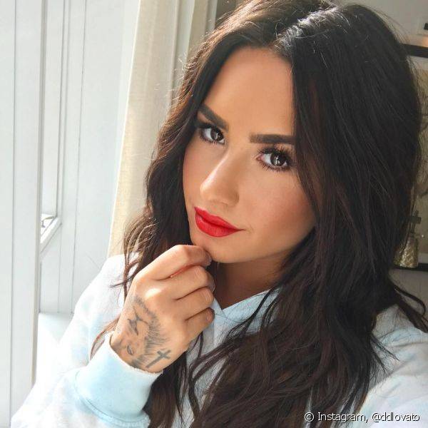 O bocão vermelho no look 'boca tudo' é uma das apostas de Demi Lovato para dramatizar os looks do dia e da noite (Foto: Instagram @ddlovato)
